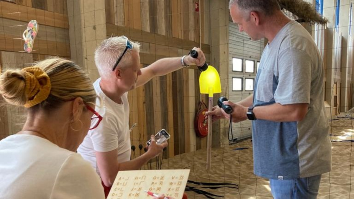Drie personen proberen de code te ontrafelen om verder te komen in het MasterMindS spel.