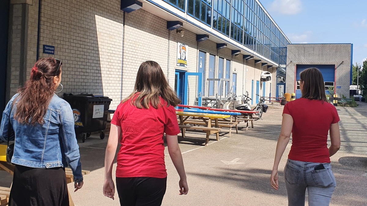 Drie dames op weg naar het volgende onderdeel van het MasterMinds spel.