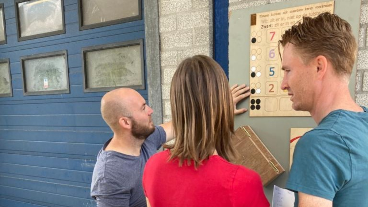 Drie personen proberen de mastermind puzzel op te lossen.