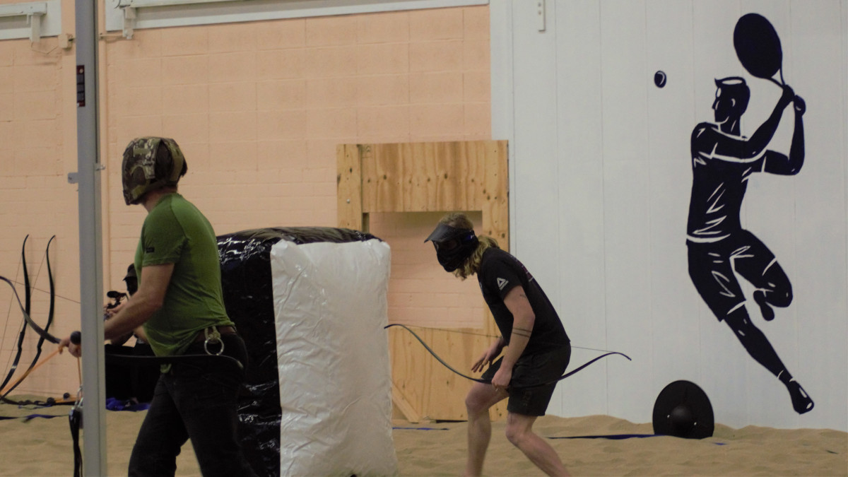 Spelers van Archery Tag tijdens het spel.