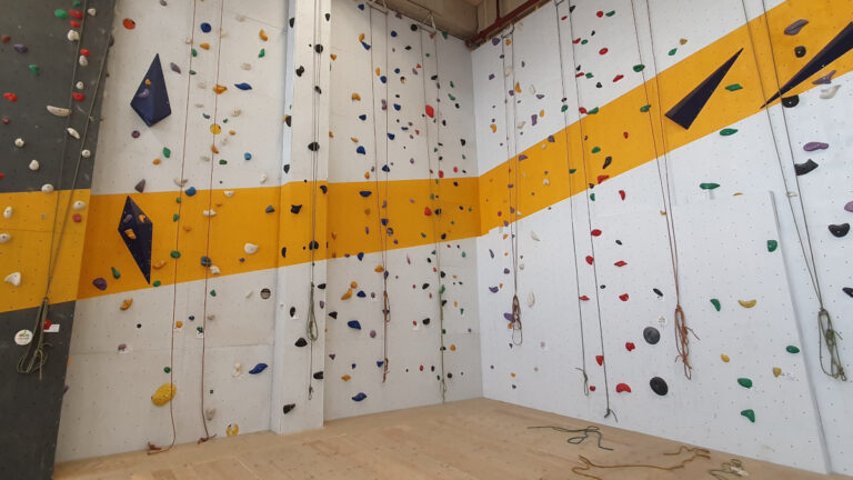 De klimwand bij Indoor Beach Alkmaar.