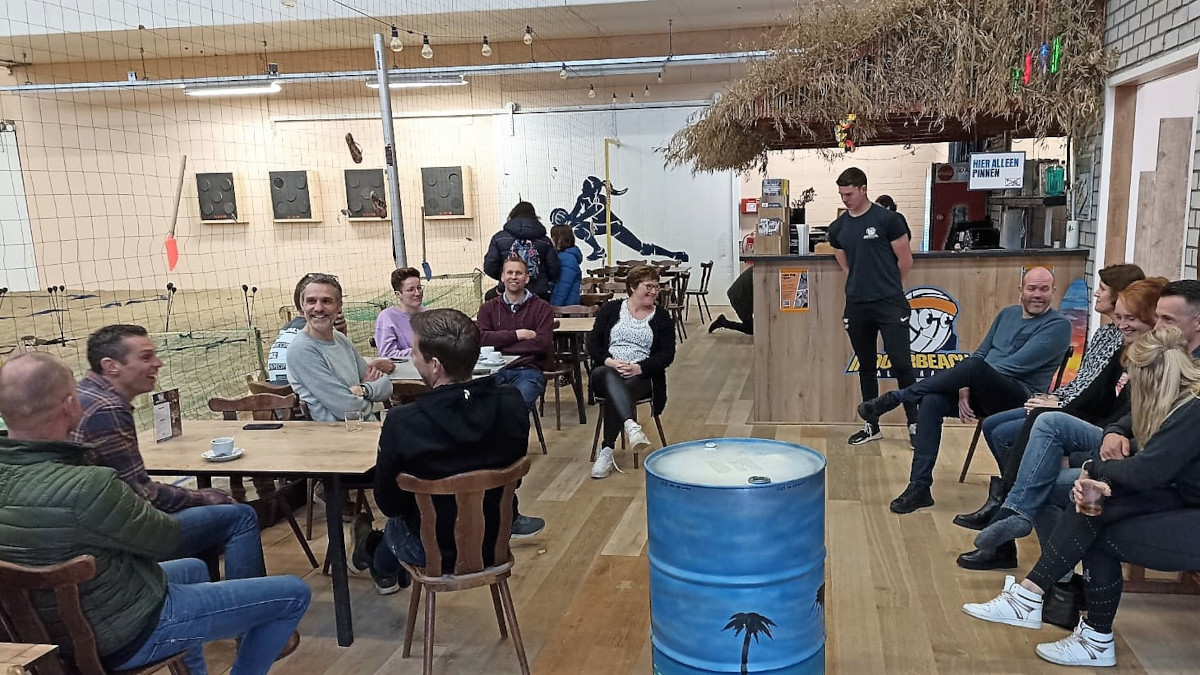 Onze college Finn legt de spelregels van MasterMinds uit aan de groep.