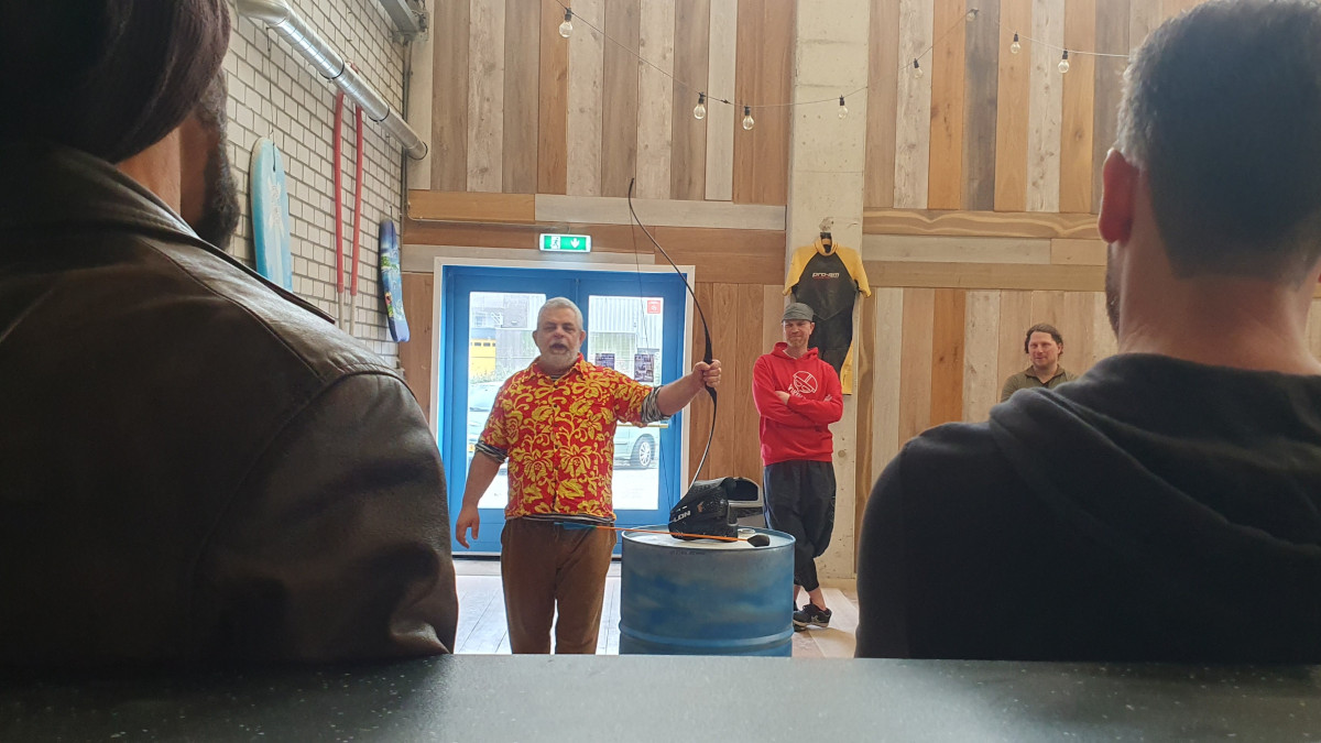 Eus legt de spelregels van Archery Tag uit aan de groep.