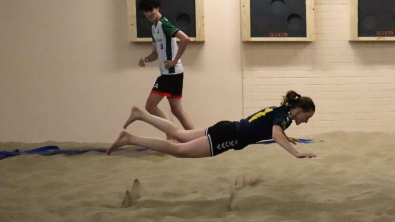 Larissa maakt een mooie zweefduik boven het zand.