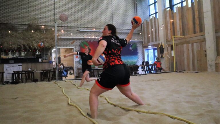 Kirsten gooit de bal naar de overkant.