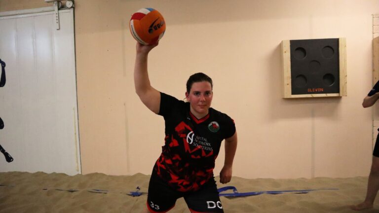 Kirsten staat klaar om de dodgeball te gooien.