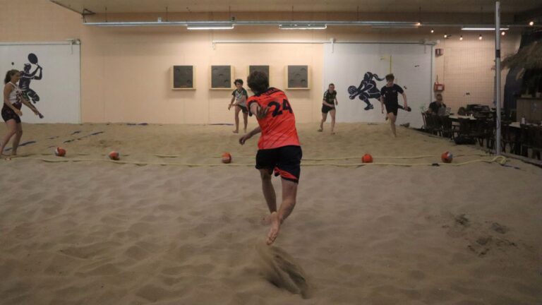 Er wordt een sprint getrokken door beide teams om de dodgeballen in het midden te pakken.