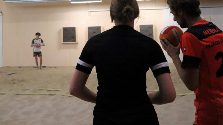 Een jongen en een meisje bespreken de speltactiek tijdens dodgeball.