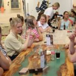 Een groep mensen zit lekker te borrelen aan tafel na de activiteiten van het teamuitje.