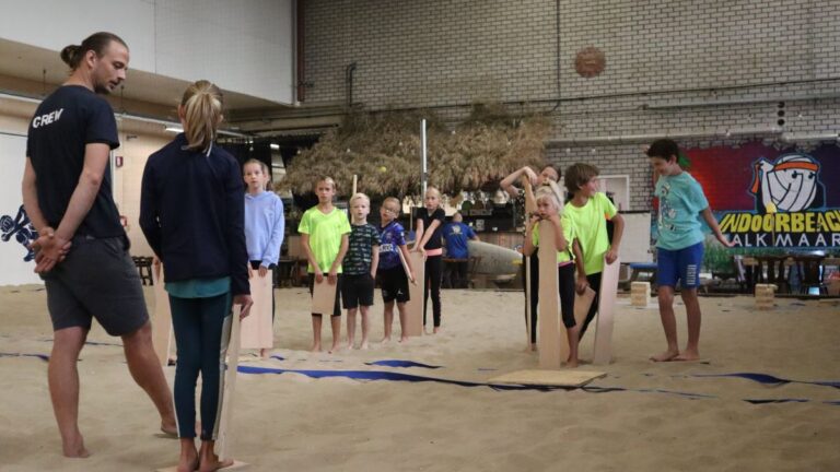 De kinderen staan klaar om een spel te spelen.