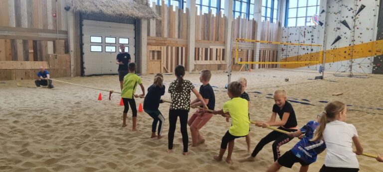 Touwtrekken, alle kids tegen de instructeur.
