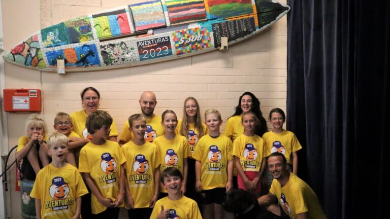 Groepsfoto van alle deelnemers en instructeurs van het Aventuras Zomerkamp 2023.