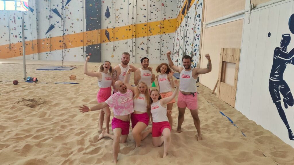 Het Belgische team dat aan het dodgeball toernooi mee deed heeft het gekste outfit aan. Alle teamleden zijn in het roze gekleed.