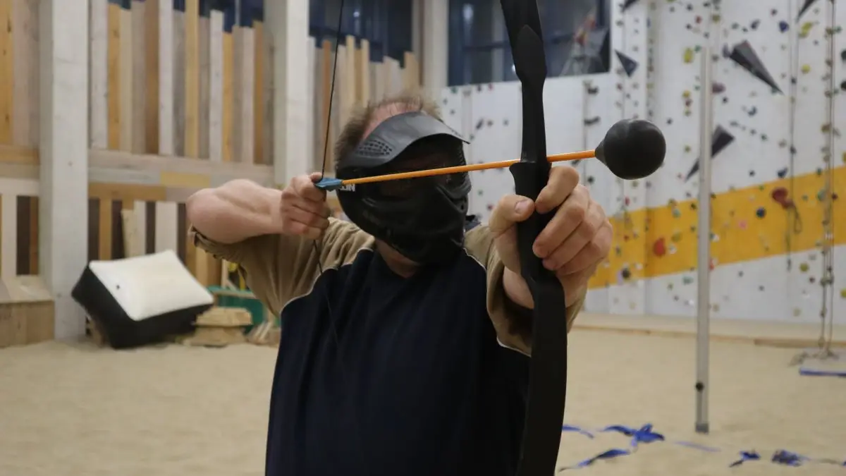 Iemand richt met een pijl tijdens Archery Tag.