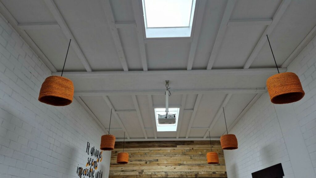 Het plafond van de vergaderruimte van Indoor Beach Alkmaar.