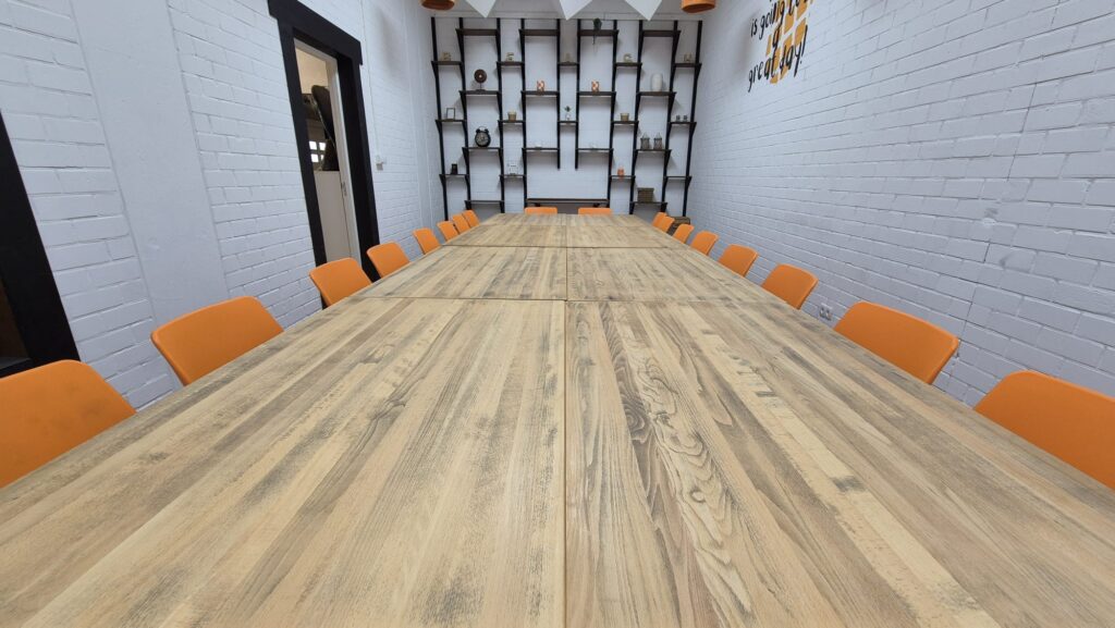 Vergaderruimte in Alkmaar bij Indoor Beach Alkmaar. Foto vanaf de tafels genomen.