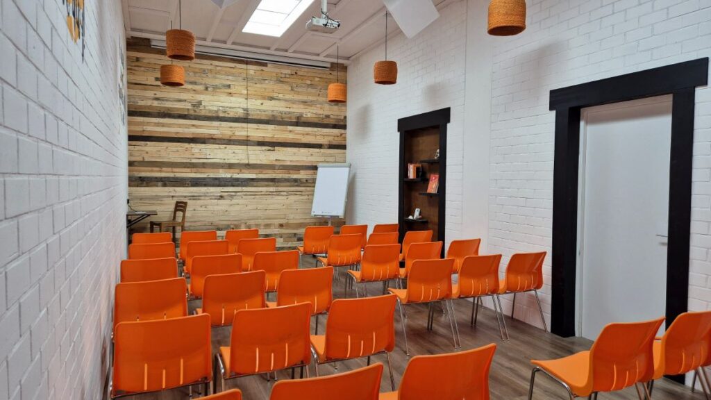 Vergaderruimte Alkmaar - de stoelen staan klaar voor de presentatie