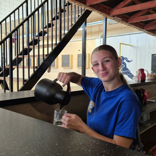Bendte Kroese, onze beach medewerker, staat achter de bar.