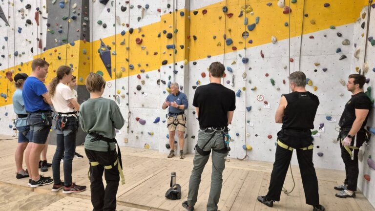 indoor-toperope-cursus-uitleg-bij-klimwand