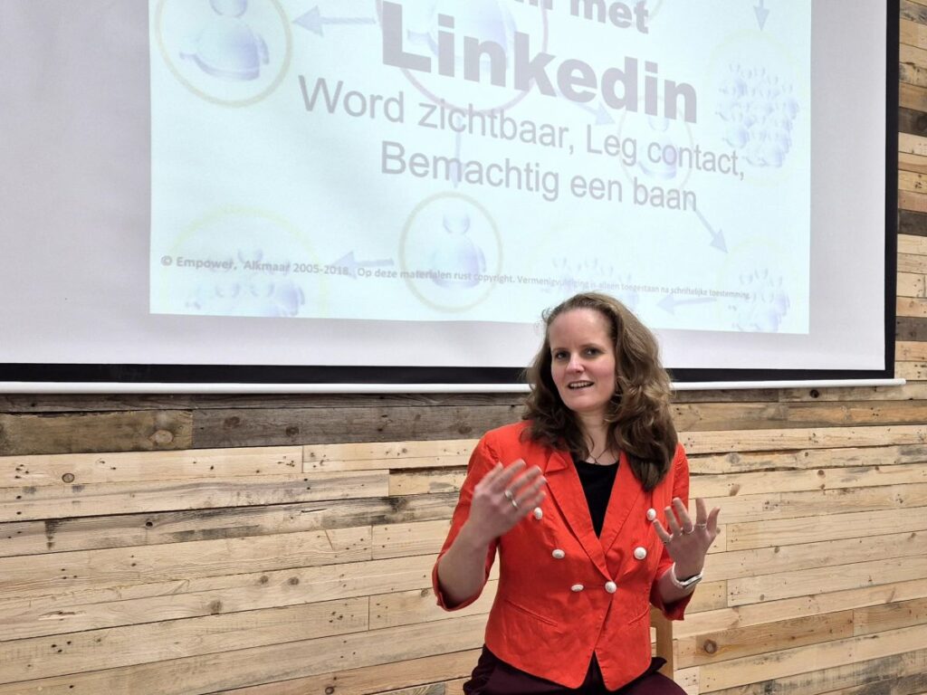 Jolene Hettinga geeft een training over LinkedIn bij Indoor Beach Alkmaar.