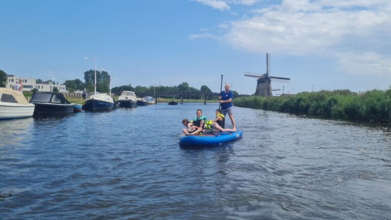 Aventuras Zomerkamp bij Indoor Beach Alkmaar. Een groepje staat op de sup.