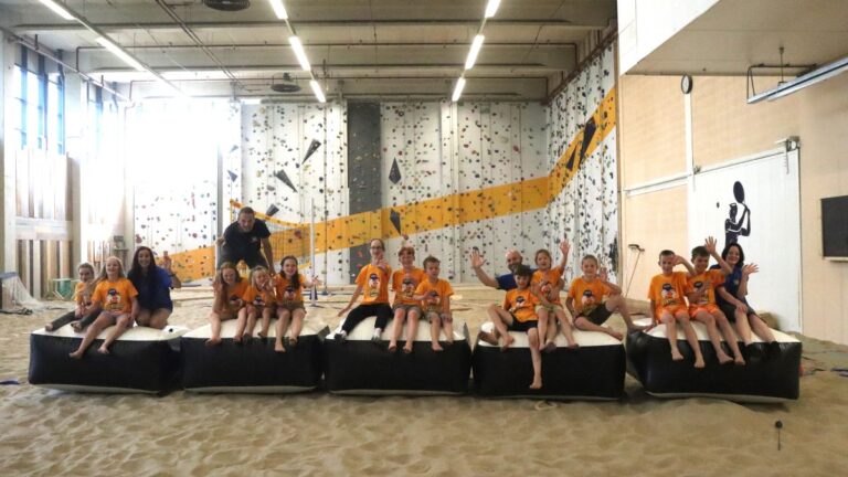 Aventuras Zomerkamp bij Indoor Beach Alkmaar. Groepsfoto van het zomerkamp 2024.