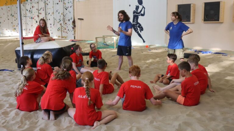 Aventuras Zomerkamp bij Indoor Beach Alkmaar. Preben geeft uitleg over het spel.