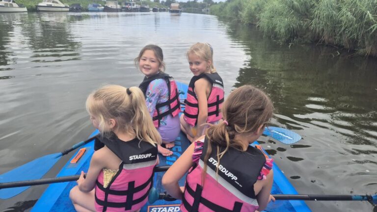 Aventuras Zomerkamp bij Indoor Beach Alkmaar. Vier meisjes varen op een sup.